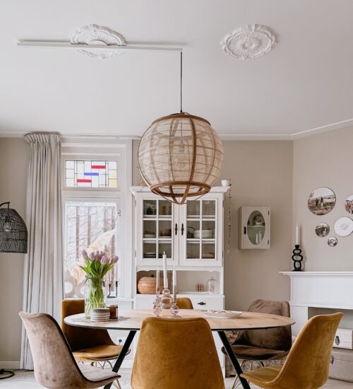 Lightswing white ornament Lightswing and pendant lamp hanging from an ornament on the ceiling