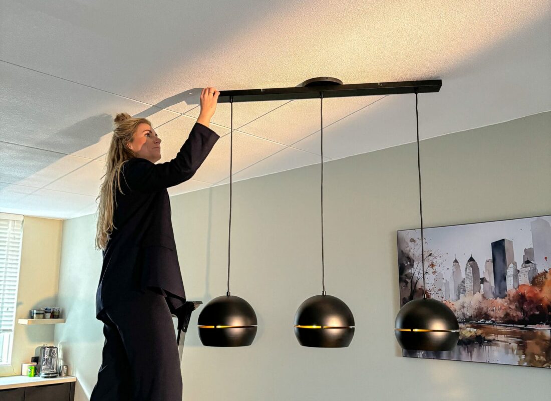 Zwart Zero 27-1-2025 IMG_0460 Lightswing® Zero Black with three pendant lights above dining table while rotatin