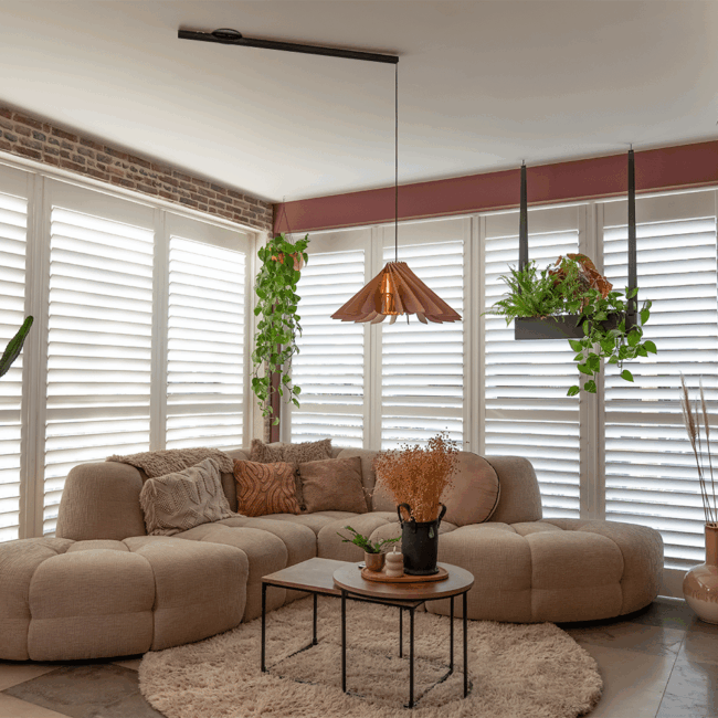 LI-NO-DP-SI-MB-LR-@industrieelchique-1000x1000 Lightswing® Single Matt black with Pendant Light Novo Naturel above coffee table in modern living room